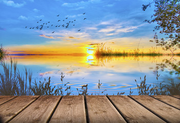 Fototapeta na wymiar atardecer en el lago azul