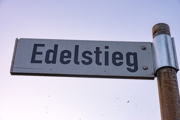 The name the direction shows Edelstieg the street in this one street sign lies