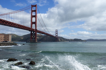 Fototapeta na wymiar Golden Gate Bridge with waves