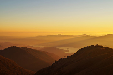 Fototapeta na wymiar Paesaggio di montagna al tramonto con vista aerea Lago D'Orta