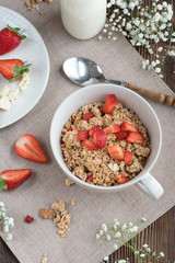 Knuspriges Müsli mit frischen Erdbeeren