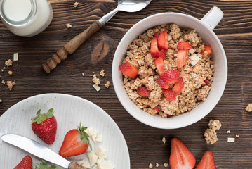 Müsli mit frischen Erdbeeren