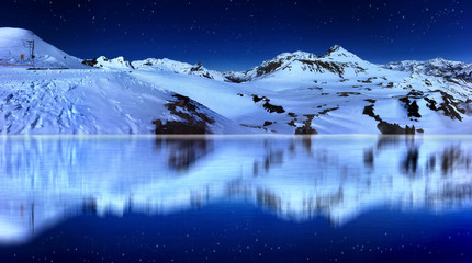 reflet des montagnes enneigées dans l'eau sous ciel étoilé