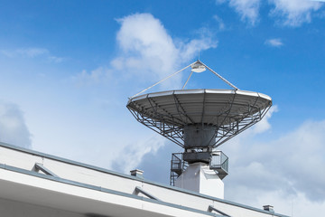 Satellite parabolic antenna for telecommunications