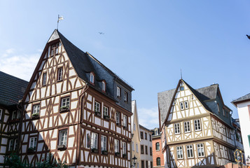 Fototapeta premium Kirschgarten in Mainz Fachwerkhaus Fachwerkhäuser bei blauen Himmel