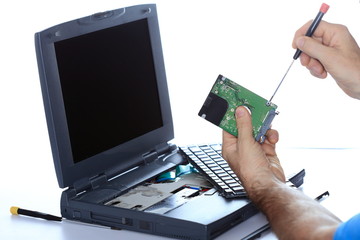 Fototapeta na wymiar IT Fachmann repariert Laptop