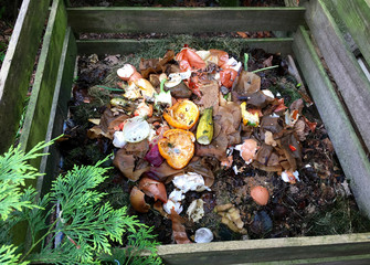 Komposthaufen mit Biomüll im Garten