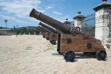 Fototapeta na wymiar cannons in a plaza