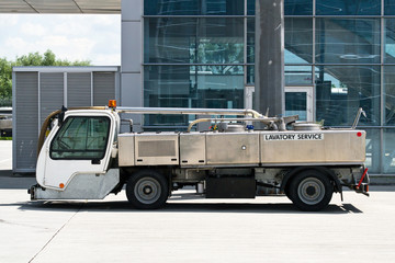 Special airport lavatory service vehicle