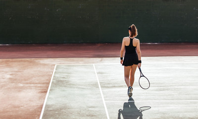 Female tennis player on the court.