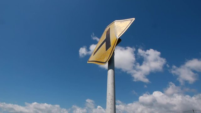 青空とT字交差点の標識