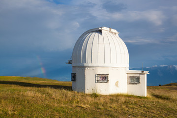 Fototapeta premium Rainbow and observatory dome in the Gerlitzen Apls in Austria.