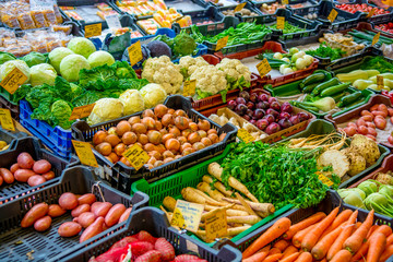 Farbenfrohes Gemüse auf Marktstand
