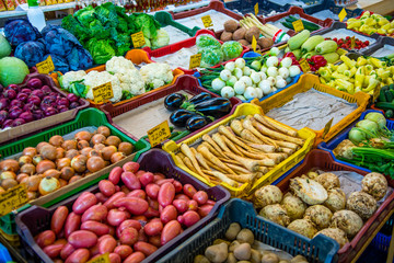Farbenfrohes Gemüse auf Marktstand
