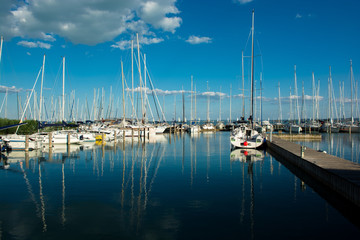 Fototapeta na wymiar Segelboote in Hafen am Plattensee in Ungarn
