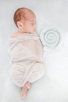 Two weeks old baby to sleep with candy
