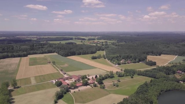 Flug &uuml;ber Land mit Wolken am Horizont