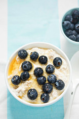 Porridge with yoghurt, blueberries and honey