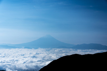 パステルカラーの富士山と雲海（鳳凰三山から撮影）