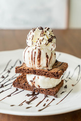 chocolate brownies with vanilla ice-cream