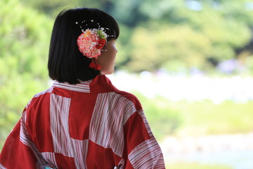 日本庭園と浴衣の女性の後ろ姿
