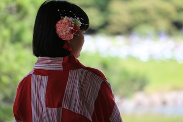 日本庭園と浴衣の女性の後ろ姿