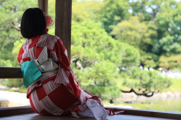 日本庭園と浴衣の女性の後ろ姿