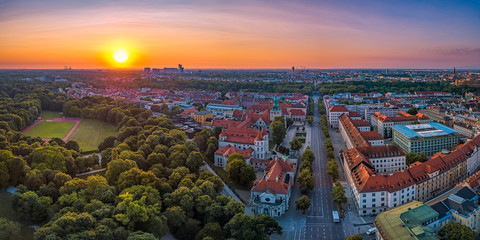 Sonnenaufgang über der Stadt München