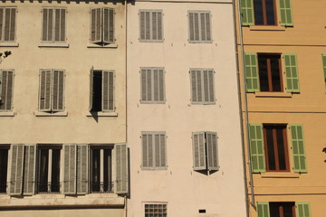 Fototapeta na wymiar Typisch Marseille: Fassaden im Stadtkern der Hafenstadt