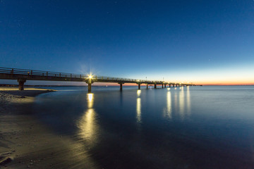 Fototapeta na wymiar seebrücke bei nacht