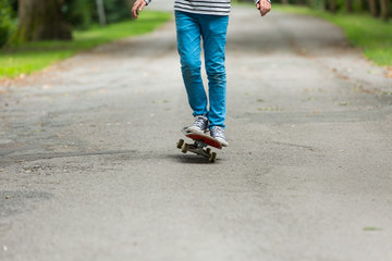 Jugendlicher / Kind / Heranwachsender spielt mit Skateboard / Fährt Skateboard