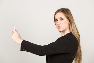 Fototapeta premium Junge Frau / Dame / Business Outfit mit Tablet / Computer / Neue Medien