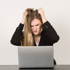 junge Frau / Business Frau arbeitet vor Laptop / PC / Computer mit verschiedenen Emotionen
