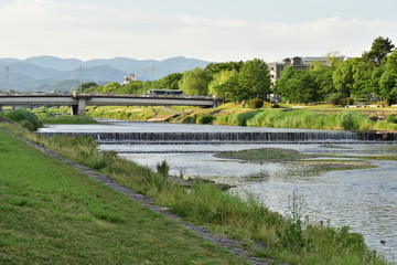 Obraz premium 山並と鴨川