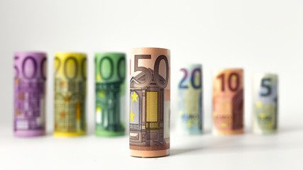 Obraz na płótnie Canvas Gerollter 50 Euro Schein mit anderen Geldscheinen im Hintergrund