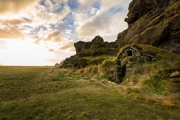 Alte Hütte mit Grasdach im Süden Islands