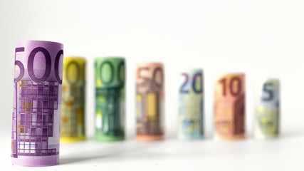 Gerollter 500 Euro Schein mit anderen Geldscheinen im Hintergrund
