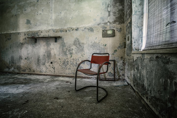 Fototapeta na wymiar Stuhl an einem Lost Place