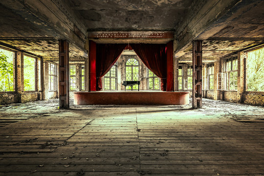Klavier auf einer Bühne in einer verlassenen Klinik