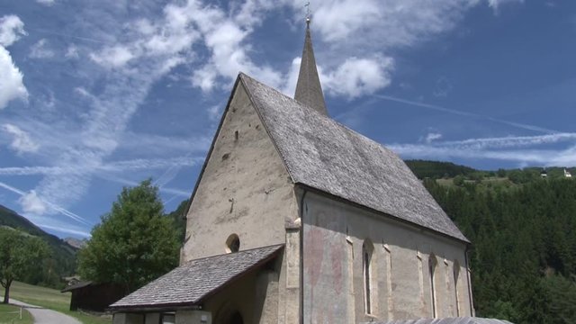 Osttirol, Thal, Assling, Kirche, Denkmal, St. Korbinian, Wilfern, Pustertal, Wolken, Himmel, Sommer, Sehensw&uuml;rdigkeit, Kulturgut