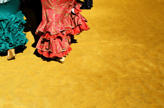 Trajes De Flamenca En La Feria De Abril / In The April Fair Flamenco Dresses. Sevilla