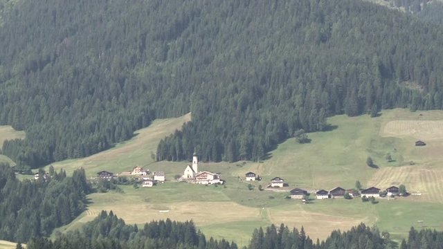 Osttirol, Pustertal, St. Oswald, Dorf, Bergdorf, Strassen, Kirche, Kartitsch, Knappenkirche, Wald, Berg, Dorfberg, Schusteregg, Gatterspitze, N&ouml;ckl