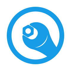 Icono plano llave con tuerca en circulo color azul