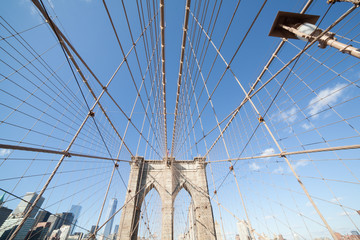 Obraz premium Brooklyn Bridge: symmetrical view of overhead steel cables