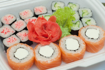 Суши и роллы с имбирем и васаби сет на подложке