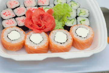 Суши и роллы с имбирем и васаби сет на подложке