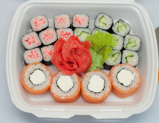 Суши и роллы с имбирем и васаби сет на подложке