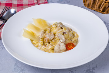 Fettuccine with white mushrooms