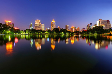 Fototapeta na wymiar lake view of city in twilight time