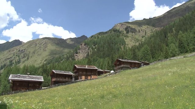 Oberstalleralm, Alm, Innervillgraten, Almh&uuml;tte, Dach, Schieferdach, Fenster, Haus, Holzhaus, Tradition, Bergbauer, Almwirtschaft, Wiese